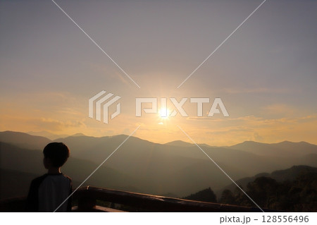 椿山公園の展望所で眺める少年 夕日 夕焼け空 椿山公園の展望所で眺める少年 夕日 夕焼け空 128556496