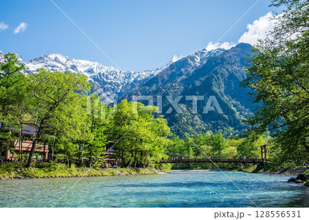 上高地の絶景『河童橋と穂高連峰 新緑シーズン』　 128556531