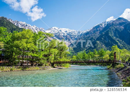 上高地の絶景『河童橋と穂高連峰 新緑シーズン』 上高地の絶景『河童橋と穂高連峰 新緑シーズン』 128556534