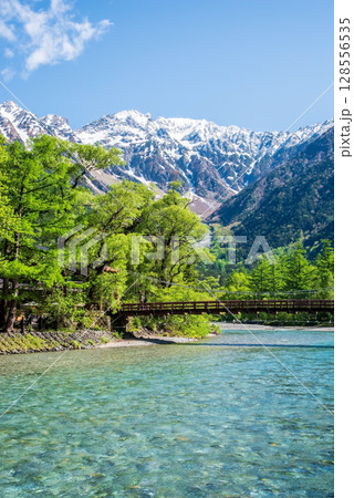 上高地の絶景『河童橋と穂高連峰 新緑シーズン』 上高地の絶景『河童橋と穂高連峰 新緑シーズン』 128556535