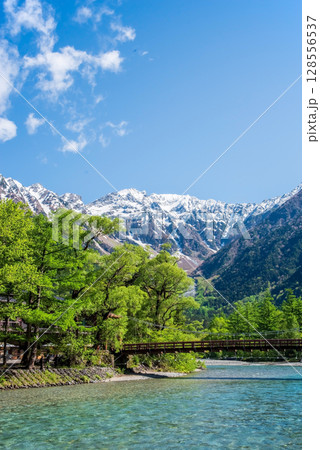 上高地の絶景『河童橋と穂高連峰 新緑シーズン』　 128556537