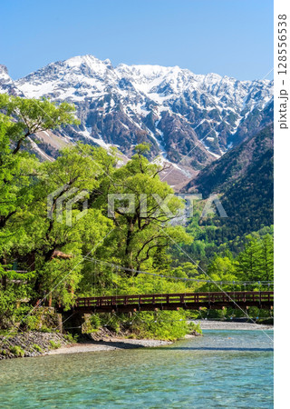 上高地の絶景『河童橋と穂高連峰 新緑シーズン』　 128556538