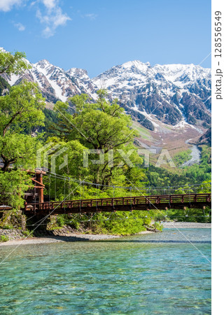 上高地の絶景『河童橋と穂高連峰 新緑シーズン』 上高地の絶景『河童橋と穂高連峰 新緑シーズン』 128556549
