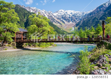 上高地の絶景『河童橋と穂高連峰 新緑シーズン』 上高地の絶景『河童橋と穂高連峰 新緑シーズン』 128556551