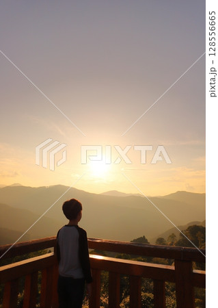 椿山公園の展望所で眺める少年 夕日 夕焼け空 椿山公園の展望所で眺める少年 夕日 夕焼け空 128556665