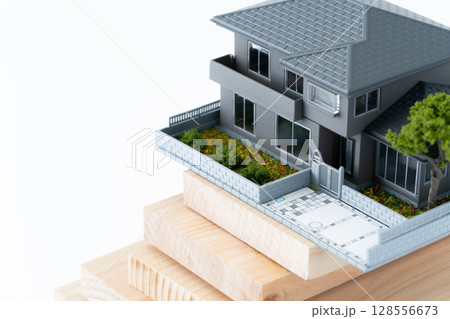木材とミニチュアの一戸建て住宅 木材とミニチュアの一戸建て住宅 128556673