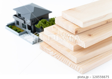 木材とミニチュアの一戸建て住宅 128556675