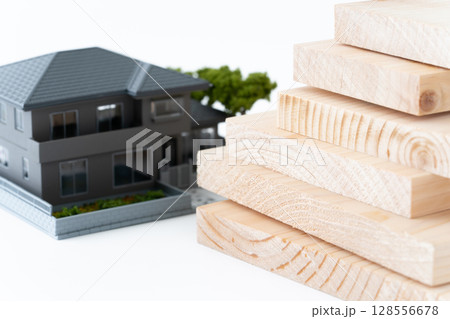 木材とミニチュアの一戸建て住宅 128556678