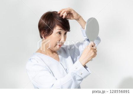 シニア女性 ヘアケア シニア女性 ヘアケア 128556891