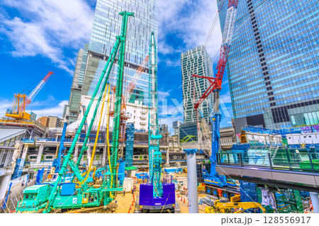 日本の東京都市景観巨大重機がズラリ…さよなら渋谷駅西口。ビルの解体が終わり本格的な建設工事へ＝17日 128556917