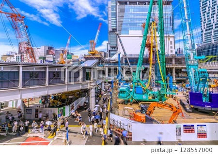日本の東京都市景観巨大重機がズラリ…さよなら渋谷駅西口。ビルの解体が終わり本格的な建設工事へ=17日 日本の東京都市景観巨大重機がズラリ…さよなら渋谷駅西口。ビルの解体が終わり本格的な建設工事へ=17日 128557000