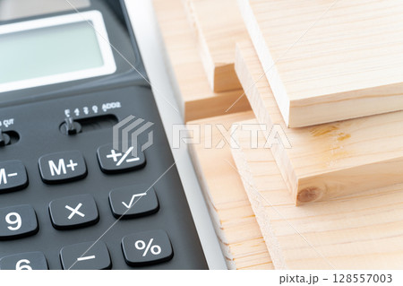 電卓と木材 電卓と木材 128557003