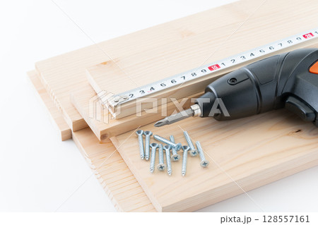 DIYイメージのタッピングねじと木材と電動ドライバーと巻き尺 128557161