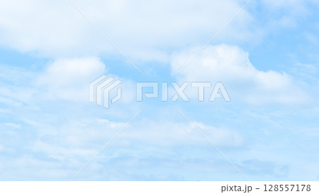 さわやか夏の青空と白い雲 雲多め さわやか夏の青空と白い雲 雲多め 128557178