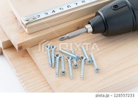 DIYイメージのタッピングねじと木材と電動ドライバーと巻き尺 128557233