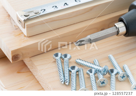 DIYイメージのタッピングねじと木材と電動ドライバーと巻き尺 128557237