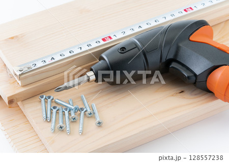 DIYイメージのタッピングねじと木材と電動ドライバーと巻き尺 128557238