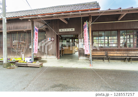 静岡県川根本町　大井川鐵道大井川本線の駅　雨降りの春の駿河徳山駅 128557257