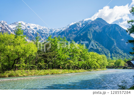 上高地の絶景『梓川沿いの遊歩道から望む穂高連峰 新緑シーズン』 128557284