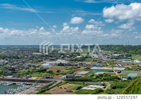 《千葉県》飯岡刑部岬の眺望・夏の青空 128557297