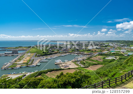 《千葉県》飯岡刑部岬の眺望・夏の青空 128557299