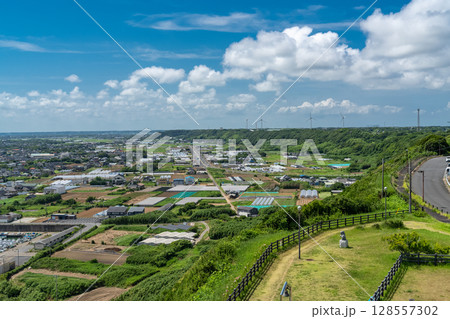 《千葉県》飯岡刑部岬の眺望・夏の青空 128557302