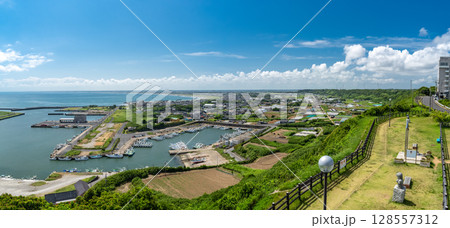 《千葉県》飯岡刑部岬の眺望・夏の青空 《千葉県》飯岡刑部岬の眺望・夏の青空 128557312