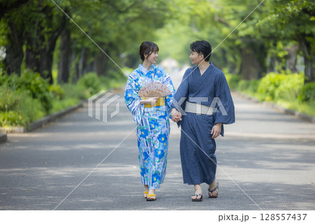 浴衣でデートをする男女 浴衣でデートをする男女 128557437