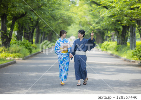 浴衣でデートをする男女　 128557440