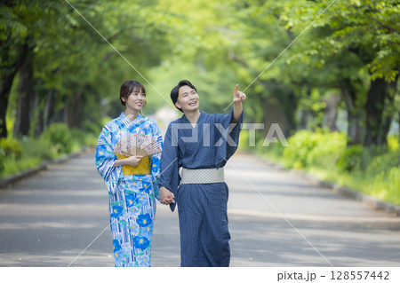 浴衣でデートをする男女 浴衣でデートをする男女 128557442