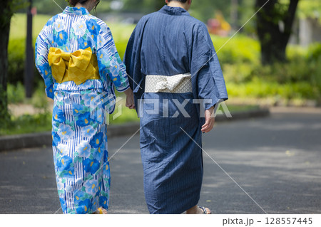 浴衣でデートをする男女　 128557445