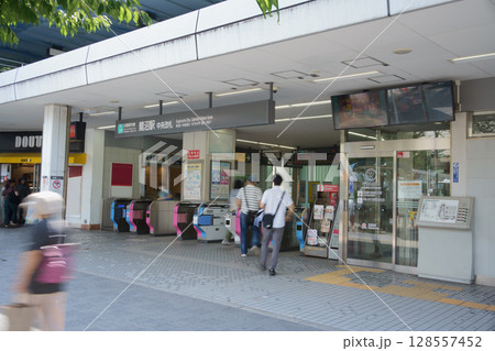 夏の始まりを感じる鷺沼駅の中央改札(川崎市) 夏の始まりを感じる鷺沼駅の中央改札(川崎市) 128557452