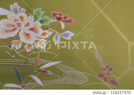 アンティークの着物生地 128557470