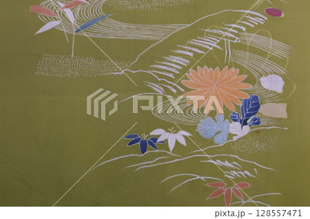 アンティークの着物生地 128557471