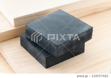 木材と防振マット 128557482