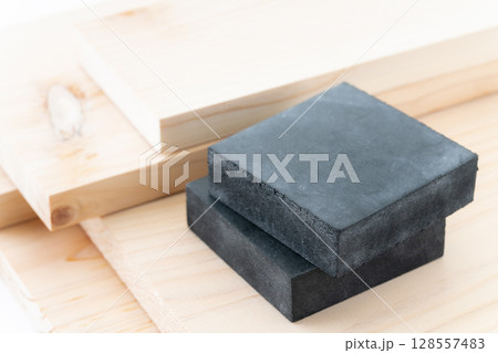 木材と防振マット 128557483