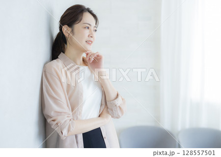 オフィスで働く女性 128557501