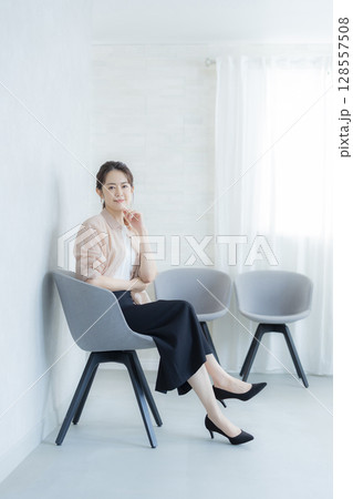 オフィスで働く女性 オフィスで働く女性 128557508