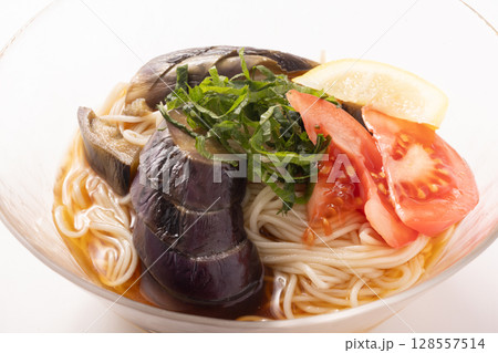 ナスの揚げ浸し　トマト　蕎麦 128557514