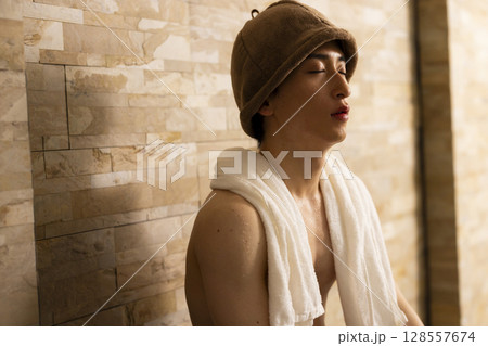 サウナの男性 128557674