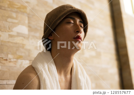 サウナの男性 サウナの男性 128557677