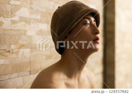サウナの男性 サウナの男性 128557682