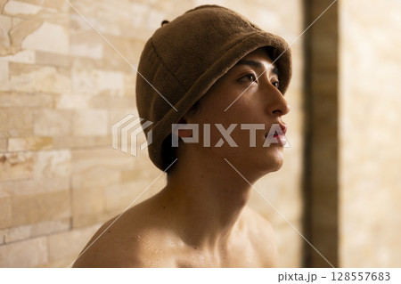 サウナの男性 128557683