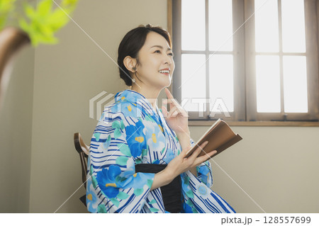 窓辺の浴衣の女性 128557699