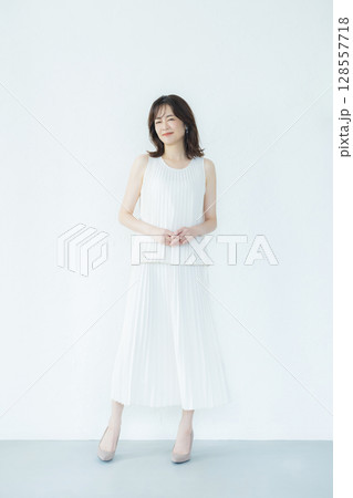 ミドル女性のポートレイト 　 128557718