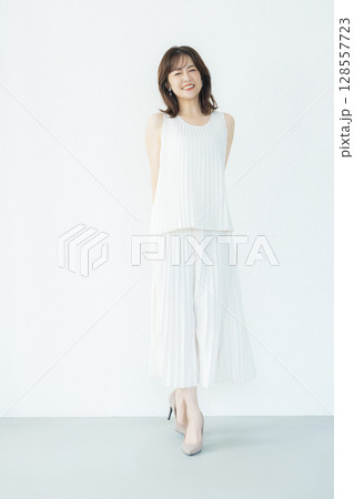 ミドル女性のポートレイト 　 128557723