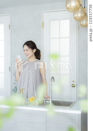 お肌が気になるミドル女性 128557756