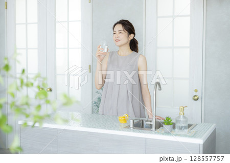 お肌が気になるミドル女性 128557757