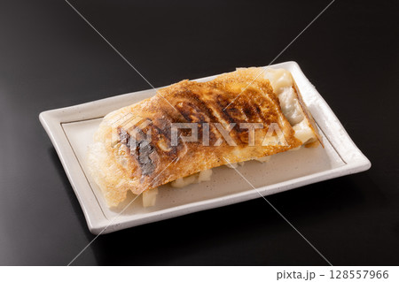 羽つき　焼き餃子 128557966