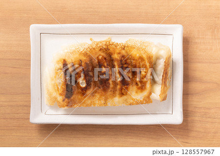 羽つき　焼き餃子 128557967